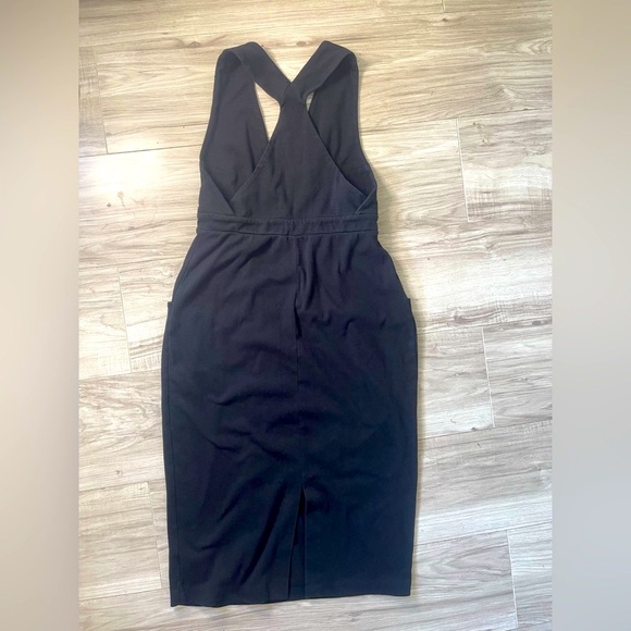 Elegant Black Sleeveless Dress - Picture 1 of 3